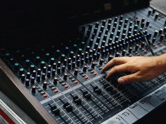 美國FM廣播信號持續(xù)猛增，AM電臺(tái)數(shù)再減